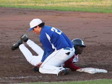 First baseman Landon Pickett digs a pick-off throw out of the dirt. (Photo courtesy of Phil Pickett)
