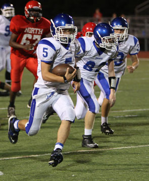 Gunnar Burks (5) picks up an escort on one of his runs. (Photo by Rick Nation)