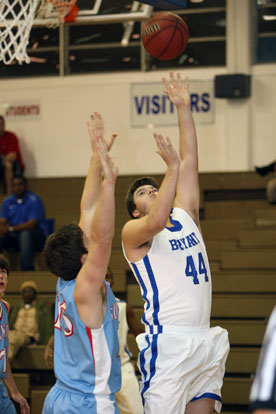 Zach Cambron releases a jump hook. (Photo by Rick Nation)