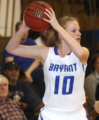 Kristen Scarlett looks for an open teammate. (Photo by Rick Nation)