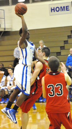 K.J. Hill goes up for a shot over Russellville's Cody Underhill and Andy Campbell (33). (Photo by Kevin Nagle)