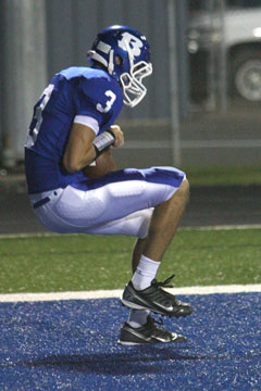 Devon Sears hauls in a touchdown pass from Brandan Warner. (Photo by Rick Nation)