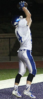 Jake Wright pulls down a pass on a two-point conversion throw from Jaylon Dickson. (Photo by Rick Nation)