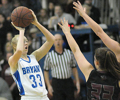 Rachel Miller (33) takes aim over a pair of Benton defenders. (Photo by Kevin Nagle)