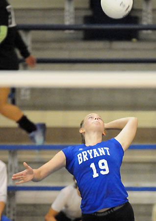 Grace Sams serves. (Photo by Kevin Nagle)